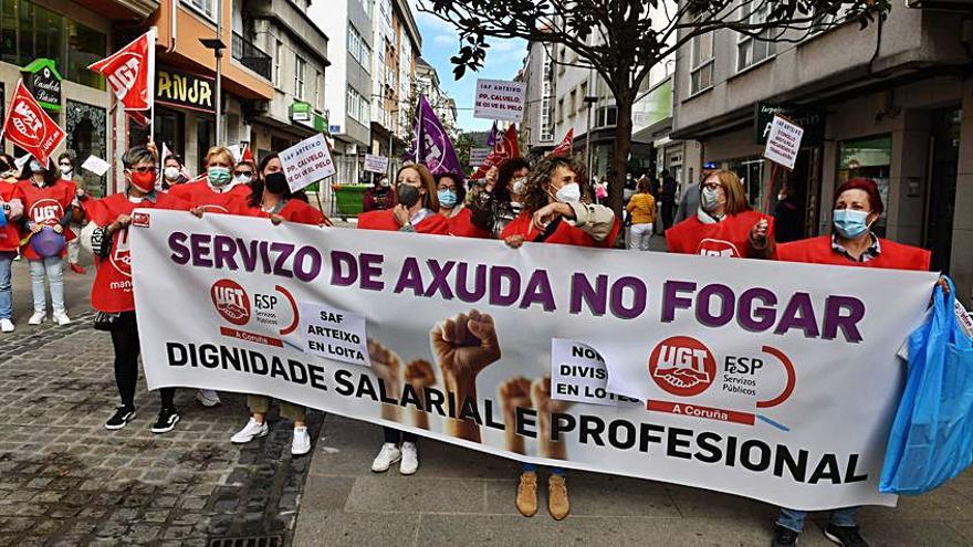 Protesta de trabajadoras de ayuda en el hogar de Arteixo. |   // V. ECHAVE