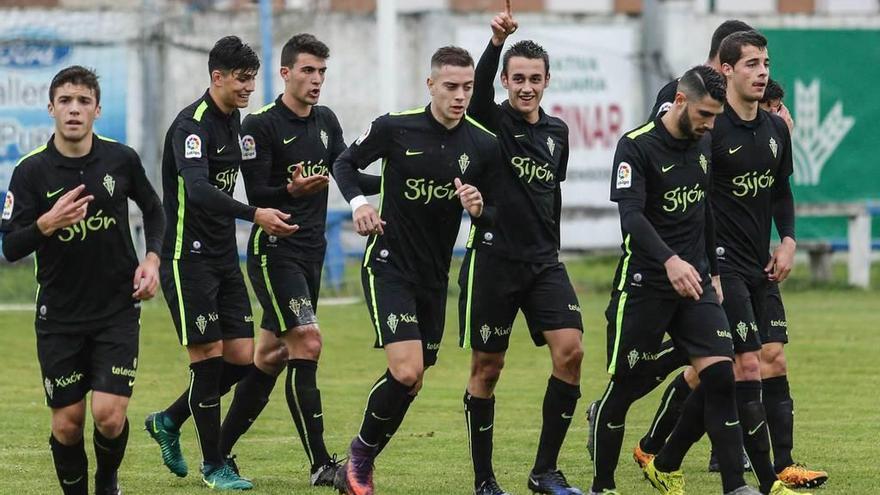 Pedro Díaz, con el dedo levantado, celebra su gol, segundo del partido.