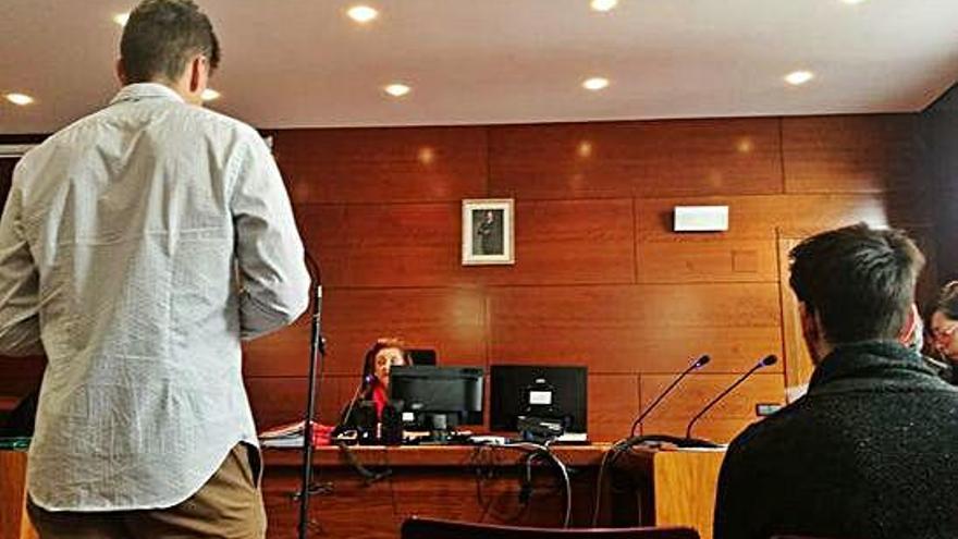 Los dos jóvenes ante la magistrada del Juzgado de lo Penal, que les condenó .