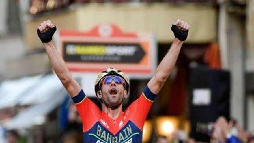 Nibali festeja su victoria en las calles de San Remo. // Reuters