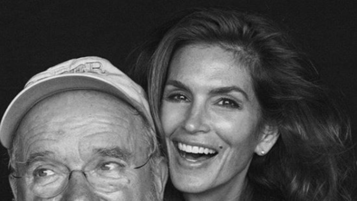 Cindy Crawford posando junto al fotógrafo Peter Lindbergh