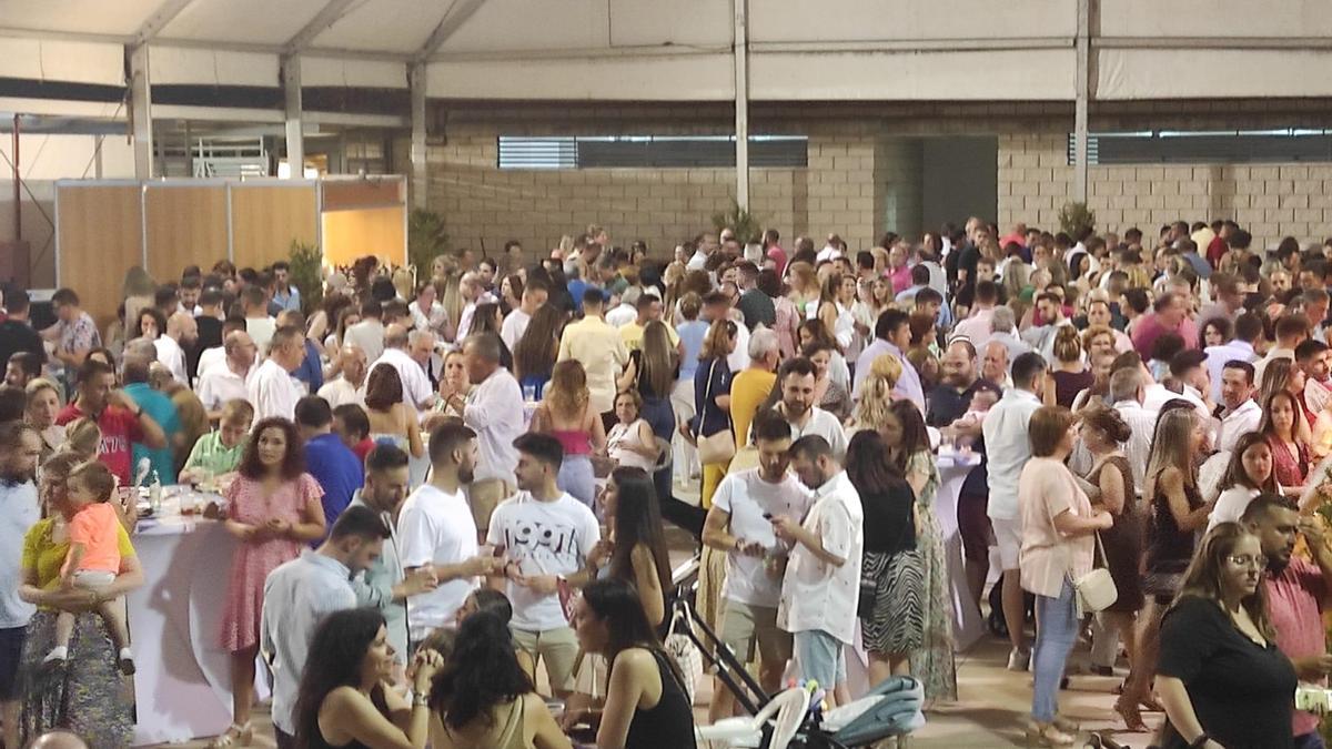 Asistentes a una edición de la Feria de la Patata Rellena de Bujalance.