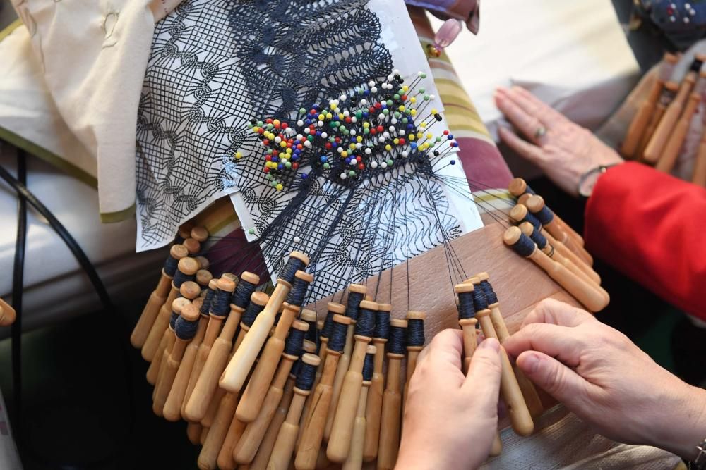 Casi un millar de aficionados a los bolillos, al patchwork y a las vainicas se desplegan en el frontón del Palacio de los Deportes de Riazor en el Encontro Multilabores, que cumple su 8ª edición.