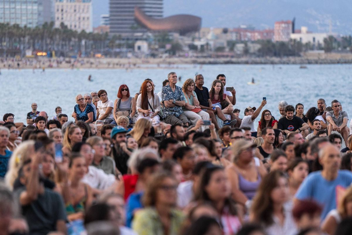 Más de 30.000 personas vibran en el segundo día de Clàssica a la Platja en la Barceloneta