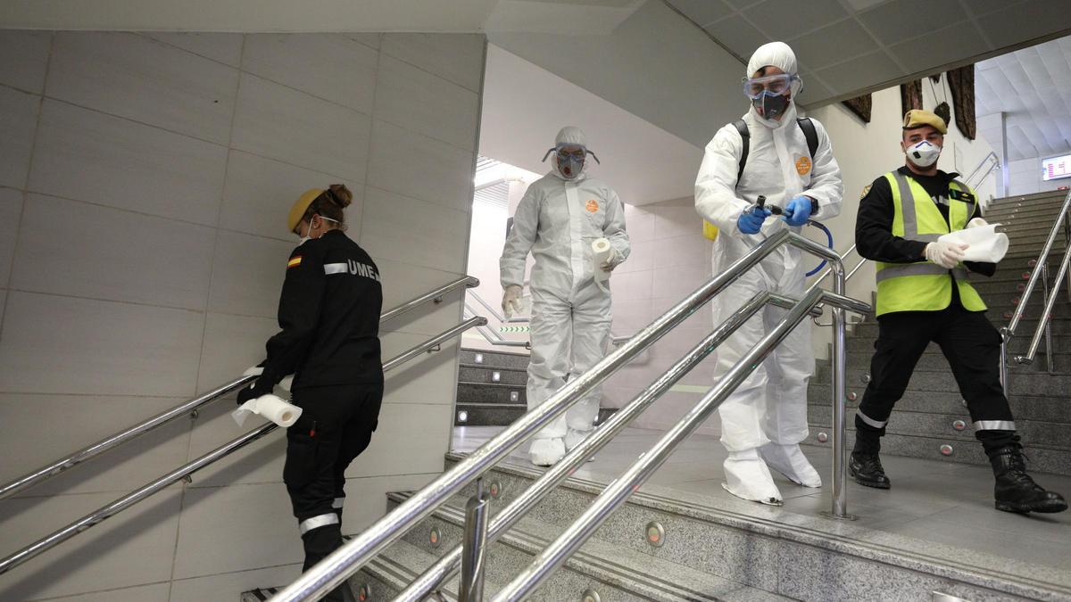 La UME, desinfectando la estación de Renfe en Elche al principio de la pandemia