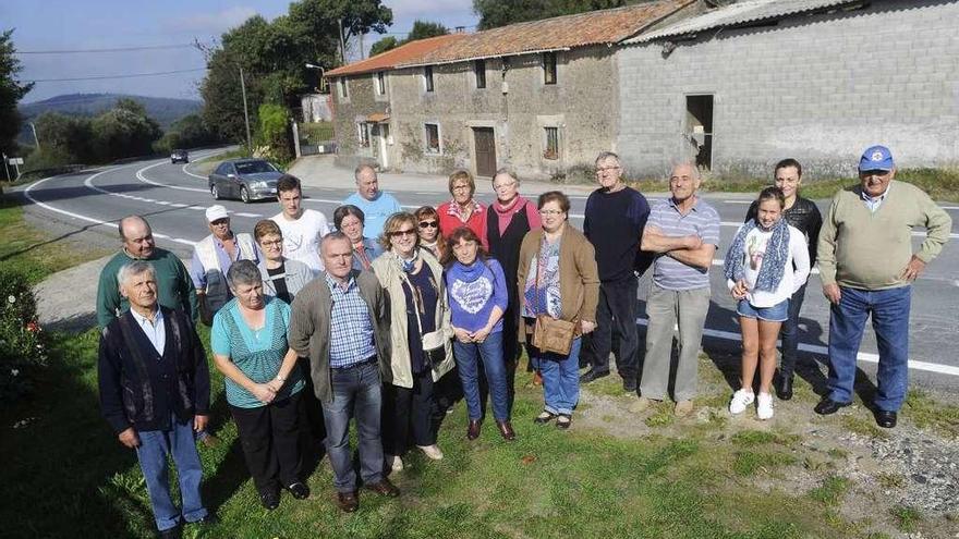 Un grupo de vecinos de la parroquia de Filgueira de Barranca en una concentración para reclamar mejoras.