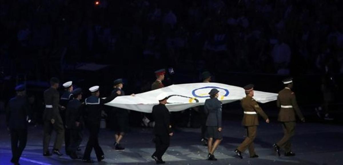 La bandera olímpica, en la jornada de clausura dels Jocs, diumenge, dia 12, a Londres.