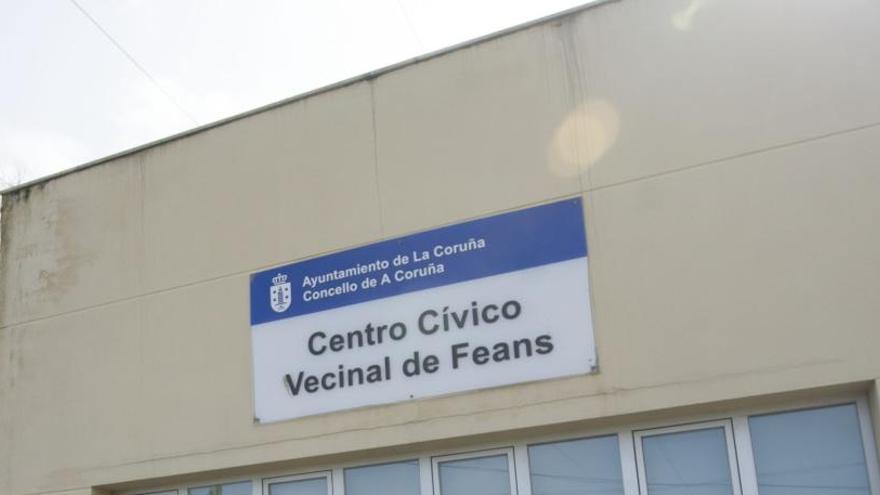 Coronavirus en A Coruña | Dos horas de limpieza para desinfectar el Centro Cívico de Feáns