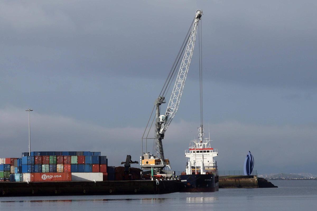 Trabajos de descarga en el Puerto de Vilagarcía.