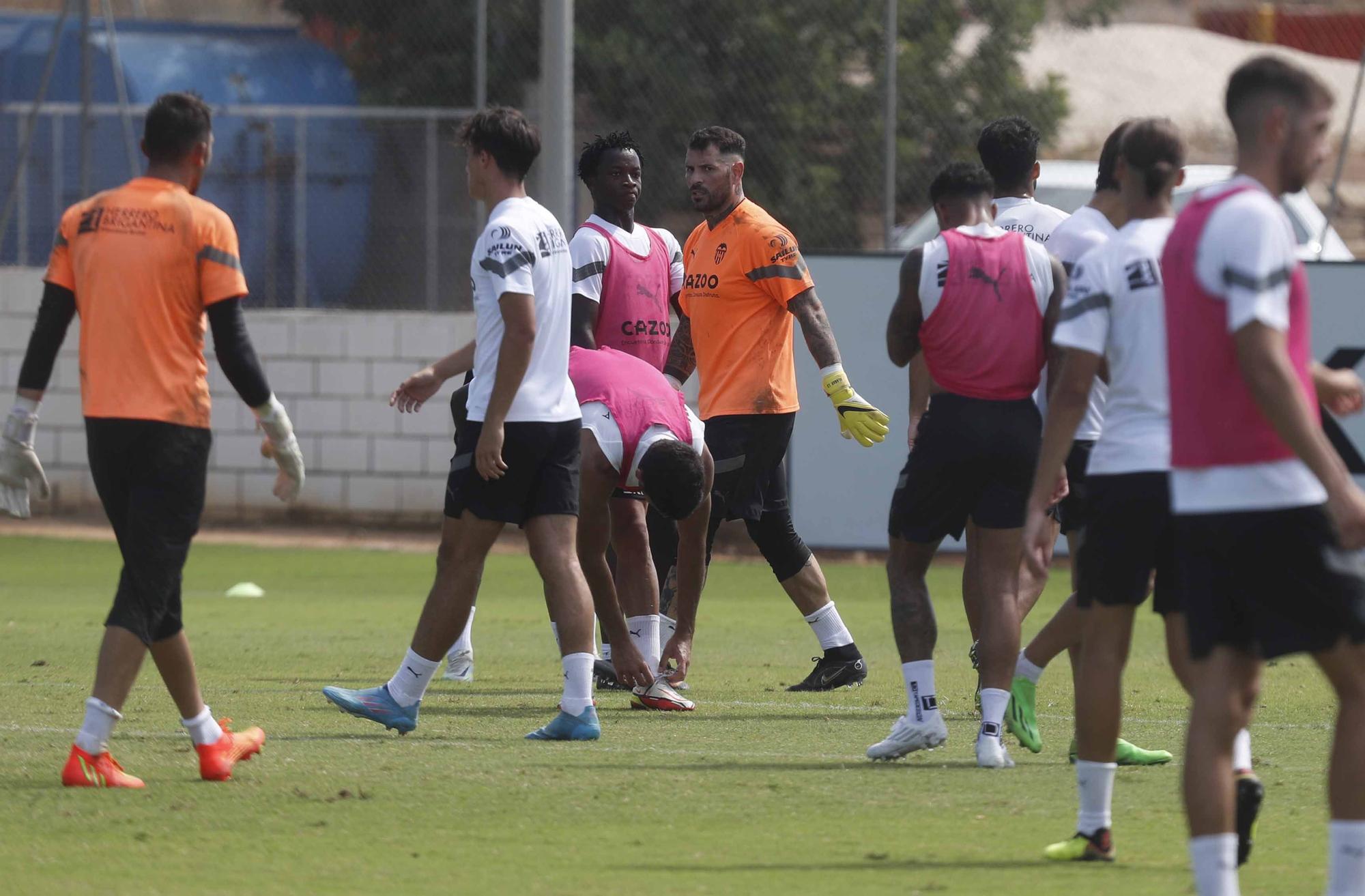 Entrenamiento del Valencia con Herrerín