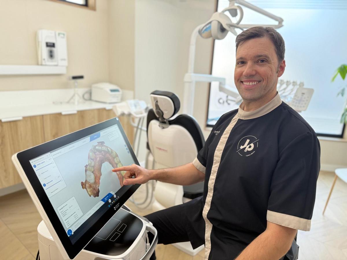 Dr. Javier Julien en el gabinete dental