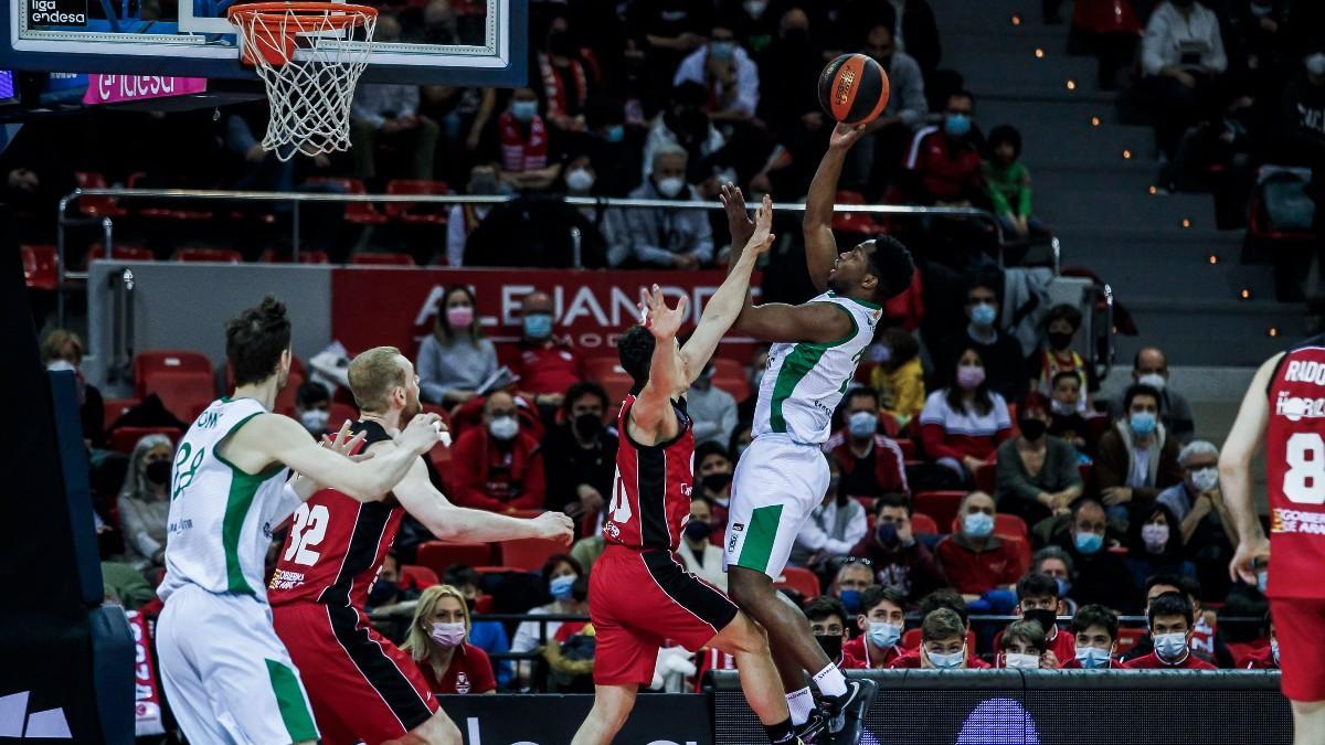 El base del Joventut Andrés Feliz entra a canasta pese a la oposición del Casademont Zaragoza