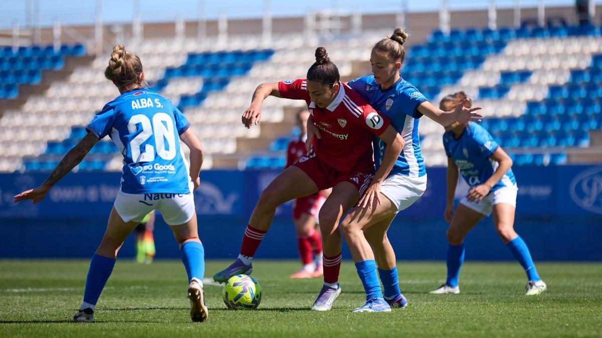 El Alhama - Sevilla de la Liga F, en el Estadio Francisco Artés Carrasco de Lorca