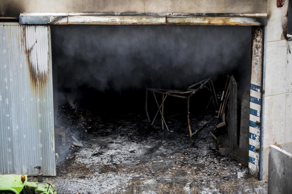 Incendio en una empresa del Polígono Industrial la Fillola, en Aldaia