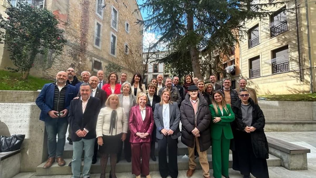 Una foto de la última reunión del Consejo de Comunidades Asturianas con Antonio Trevín, en primera fila, el quinto por la izquierda