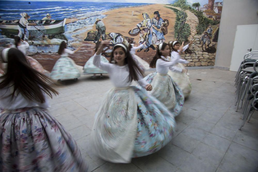 Ensayo de la Dansà con la fallera mayor y la corte