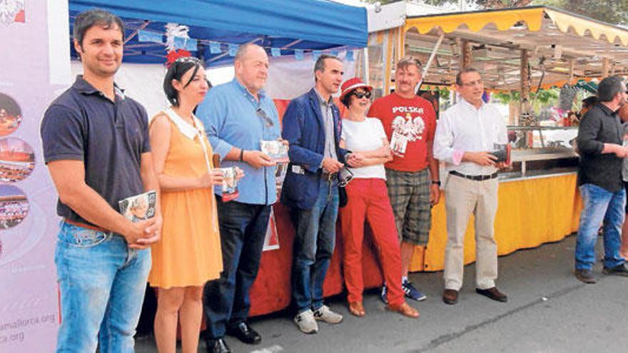 Pere Joan Pons y dirigentes del PSOE balear, ayer en Calvià