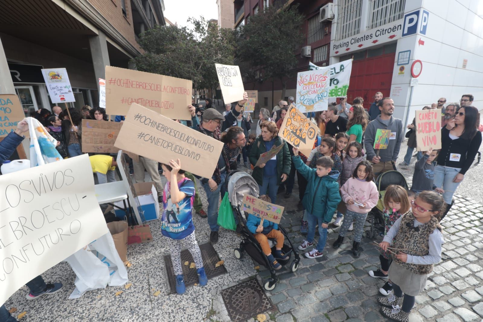 Así ha sido la concentración por el colegio de Caneto en Zaragoza