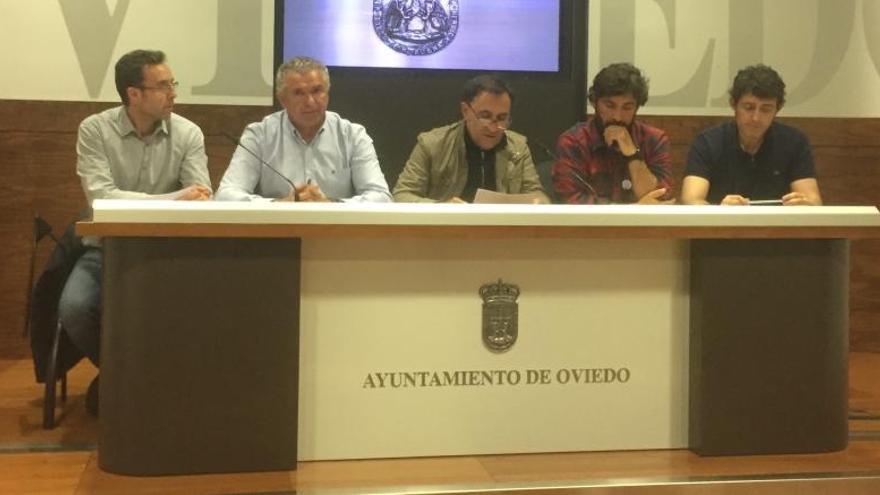 Desde la izquierda, Jose Miguel López y Jose Ramón Franco (de UGT), Alberto de Miguel de CSIF, Óscar Menéndez de CCOO y Xosé Manel Rubio del Sipla, esta tarde, durante la rueda de prensa conjunta que ofrecieron.