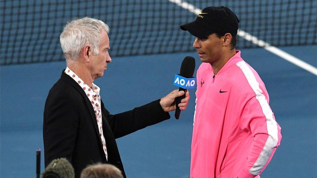 Nadal charlando con McEnroe tras su partido