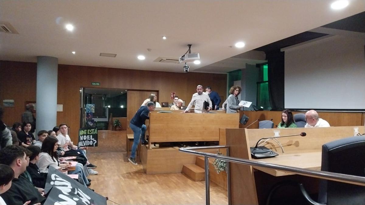 El Pleno de Cangas acaba con el PP abandonando la sala y un vecino expulsado por insultos a la alcaldesa