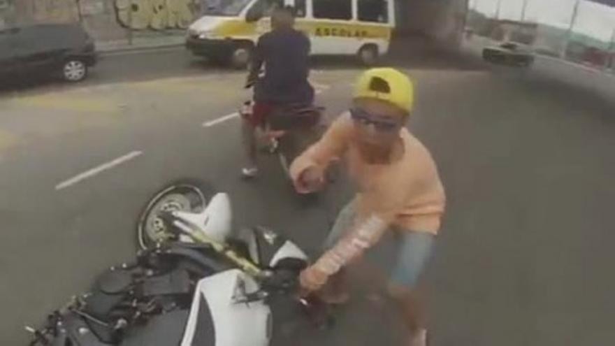 Un motorista de Brasil graba cómo un policía abate al ladrón de su moto