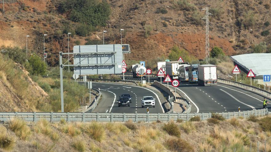 Tres muertos y cinco heridos en el accidente de una furgoneta en un túnel de Granada