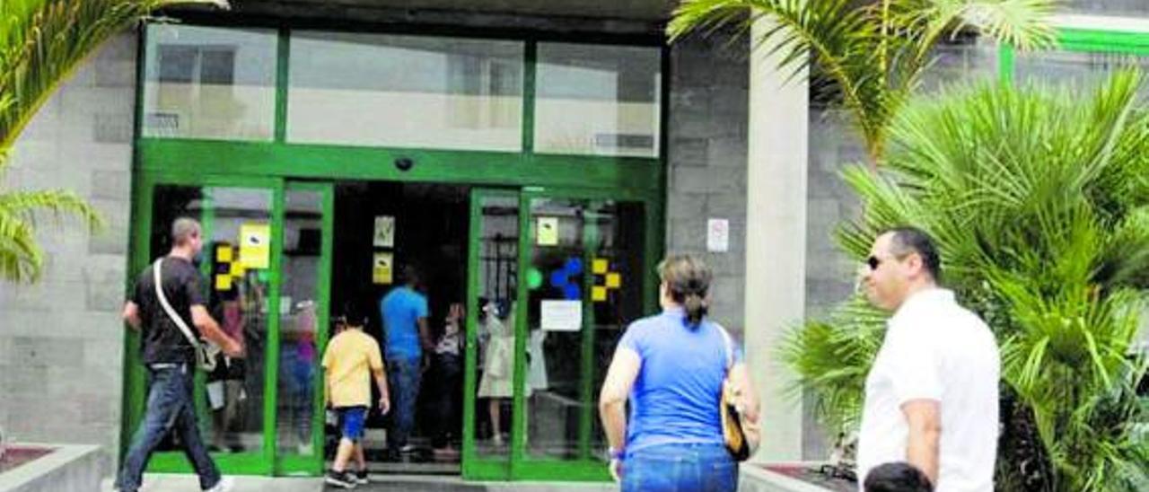 Entrada al centro de salud Titerroy, en Arrecife (Lanzarote). | | SANIDAD CANARIA