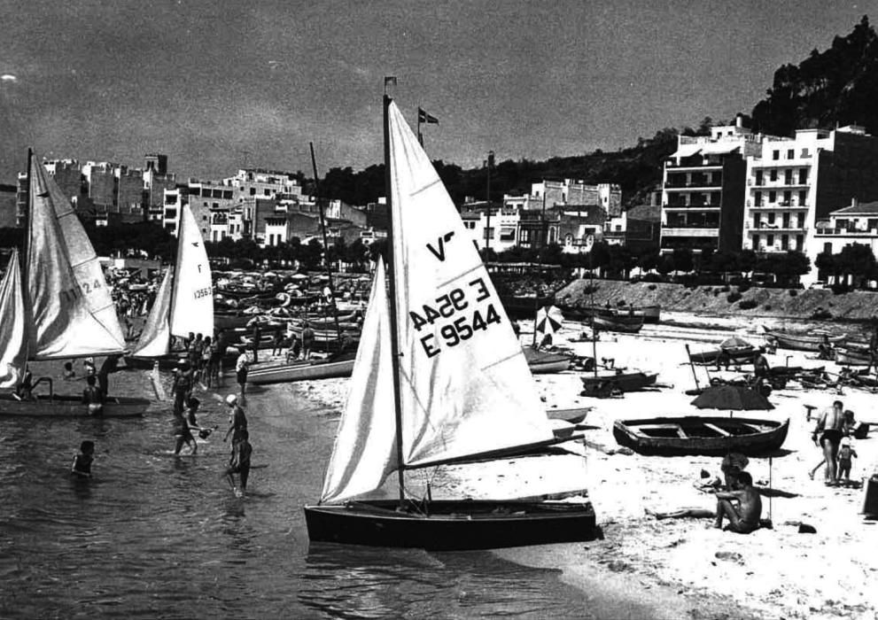 Una barca de competició entra a la platja.