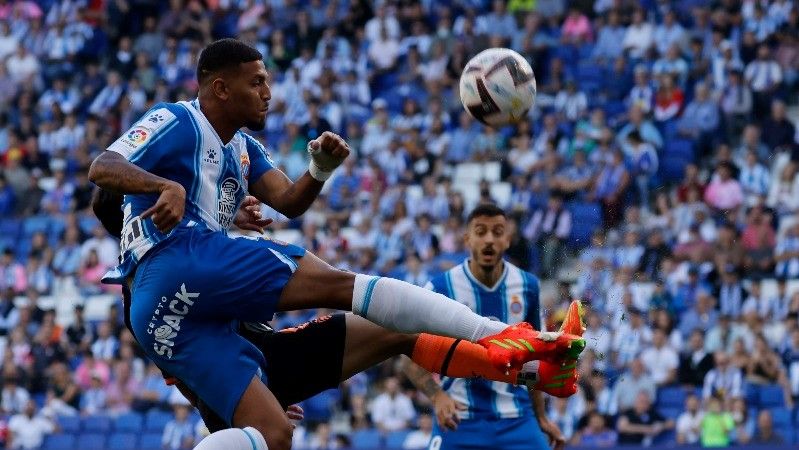 Vini Souza intenta despejar un balón con Joselu al fondo.