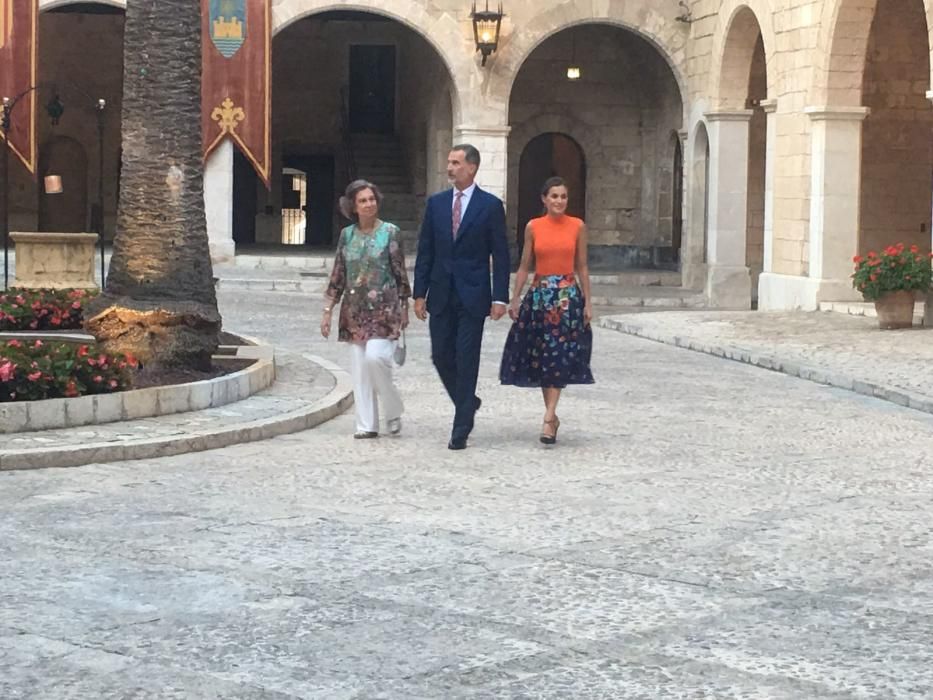 Die Königsfamilie empfängt die Mallorca-Gesellschaft