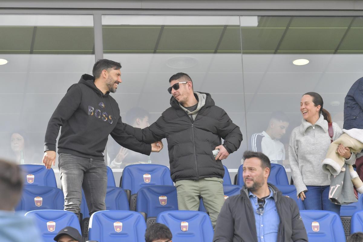 Eder Sarabia saluda a un aficionado del Eldense en el estadio Nuevo Pepico Amat.