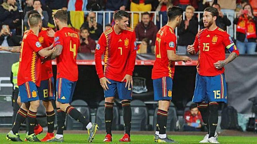 Los jugadores de la selección celebran uno de los dos goles de ayer ante Noruega.