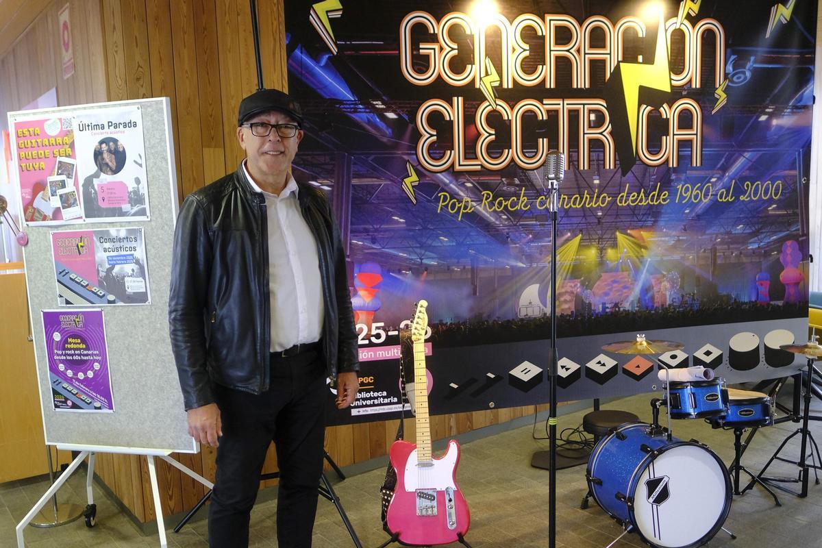Víctor Macías en el hall de la Biblioteca Universitaria con el photocall que puede utilizar el visitante.