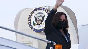 La vicepresidenta estadounidense Kamala Harris, saluda antes de irse de Singapur