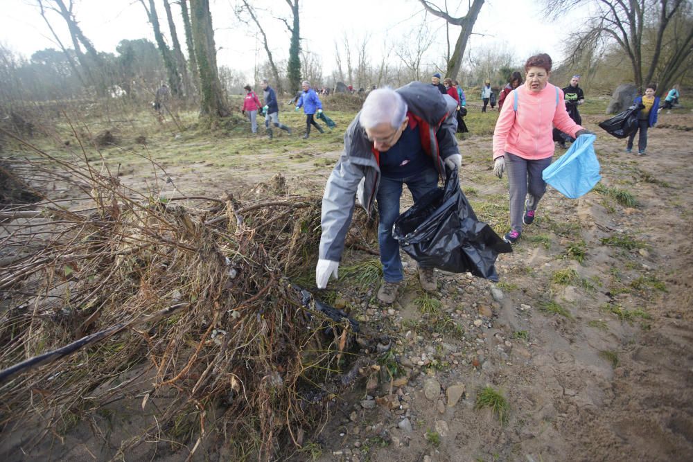 Voluntaris netegen la llera del riu Ter a Salt