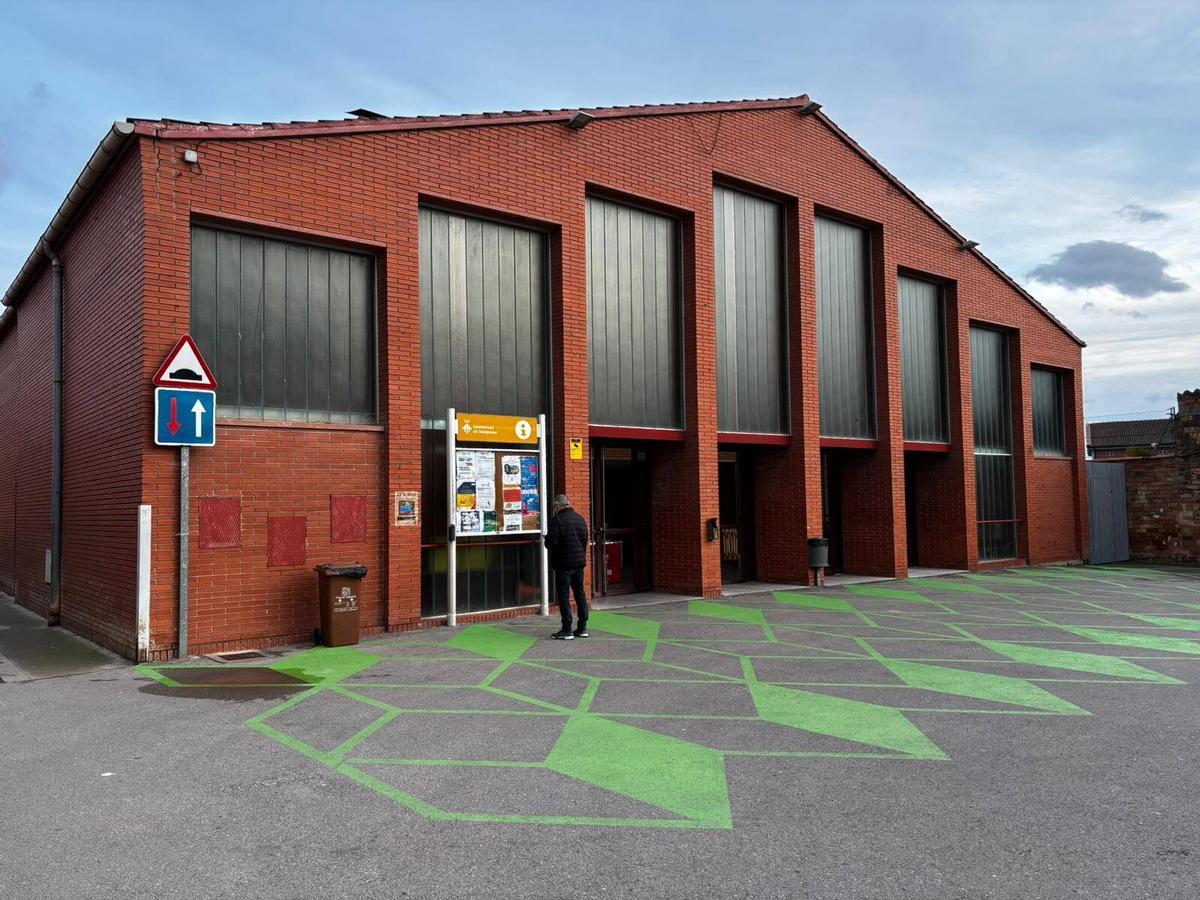Vista exterior de la façana d'entrada a la sala Cal Llovet de Santpedor