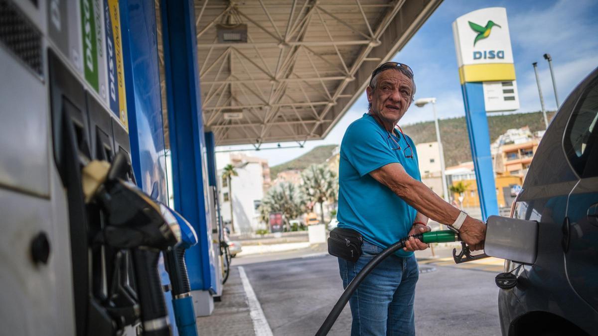Un hombre reposta su vehículo en una gasolinera de Tenerife.