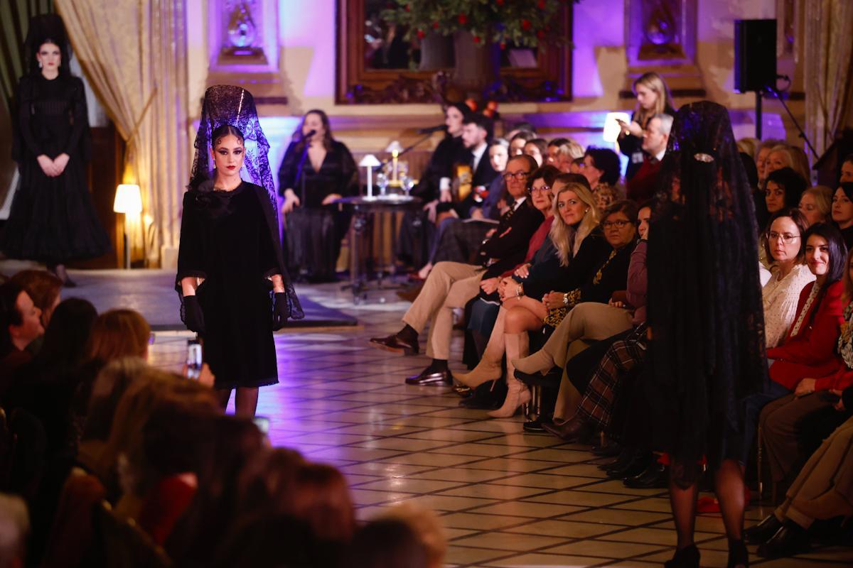 Desfile solidario de Alcer Córdoba en el Círculo de la Amistad