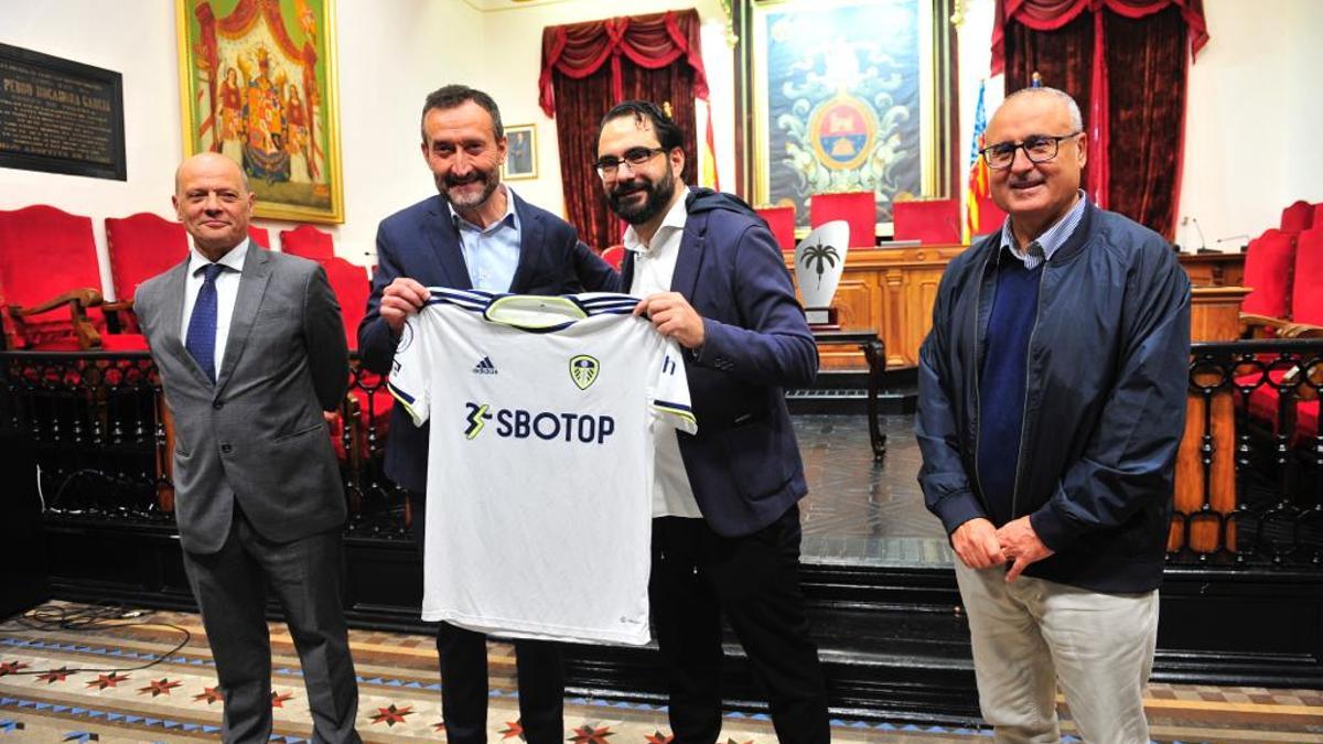 Víctor Orta regala una camiseta del Leeds United al alcalde de Elche, Carlos González