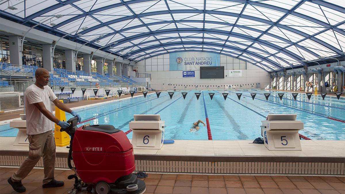 Piscina de El Club Natación Sant Andreu que tiene dificultades en el pago de facturas de luz y gas, y ha pedido a sus socios que hagan donativos para hacer frente al encarecimiento de los recibos