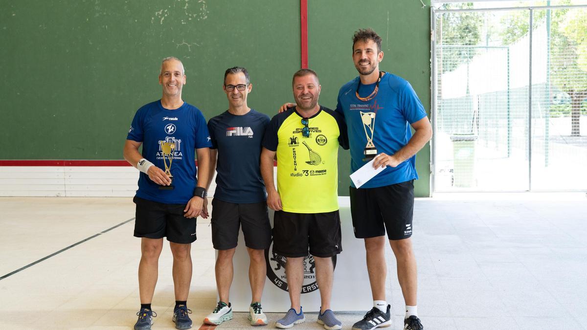 Imagen de las últimas 24 horas deportivas de frontón, con el regidor Ferran Gandia segundo por la izquierda.