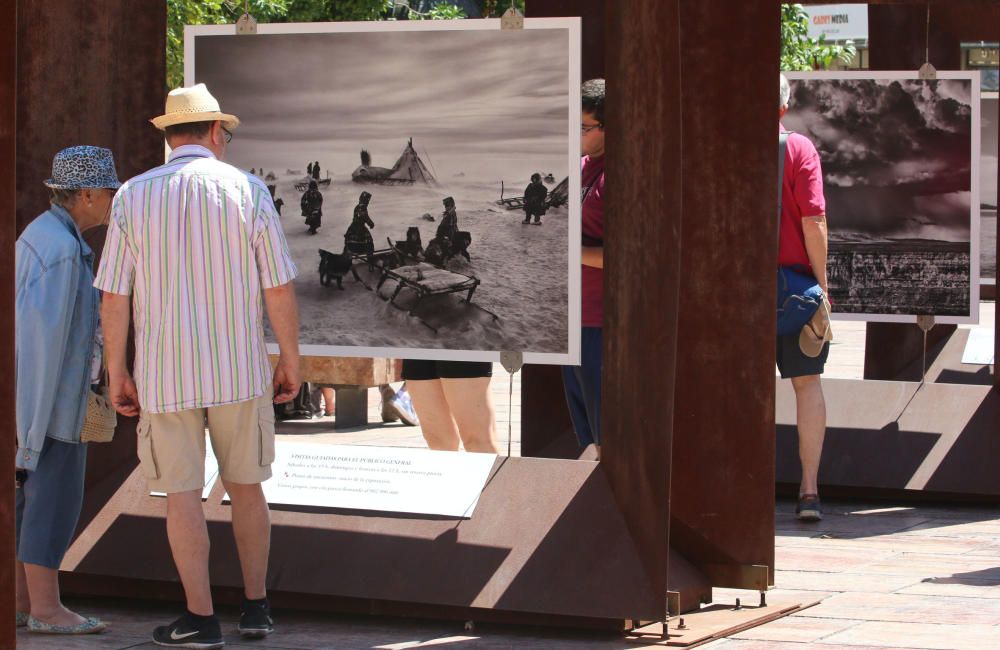 Exposición 'Sebastião Salgado. Génesis' en la plaza de la Constitución