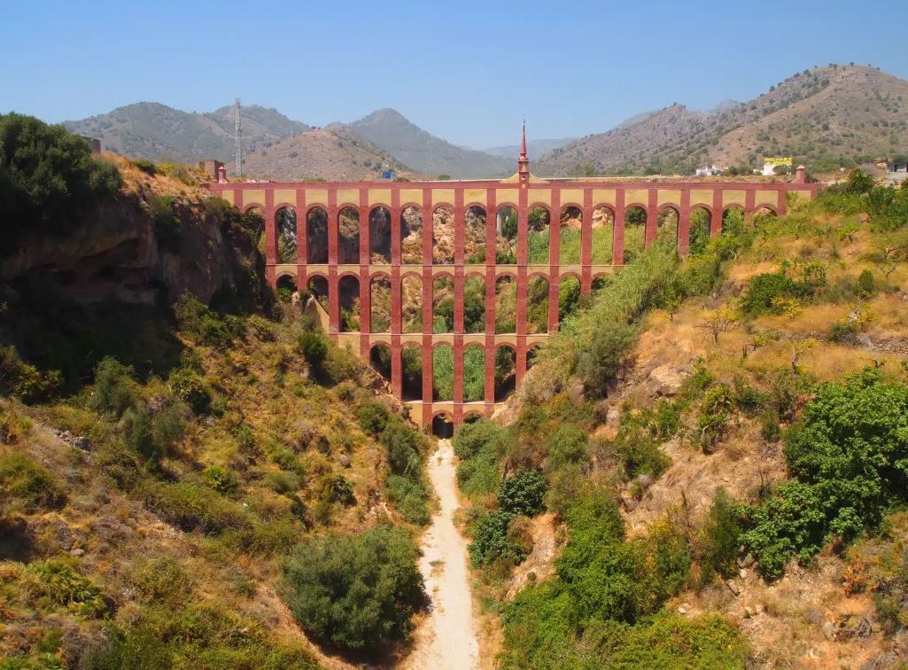 Todas las imágenes de este acueducto del siglo XIX que pocos conocen en Málaga y que es una joya de ingeniería