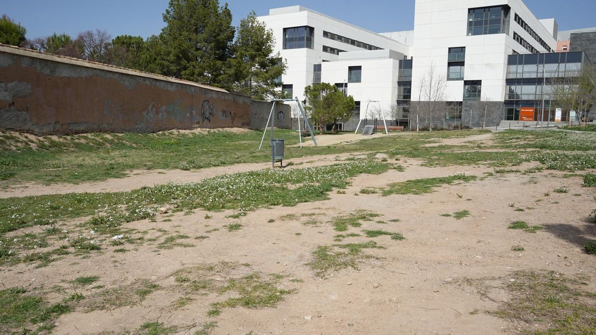 El Solar al costat del convent de Santa Clara i amb Sant Joan de Déu al fons, on anirà l'equipament
