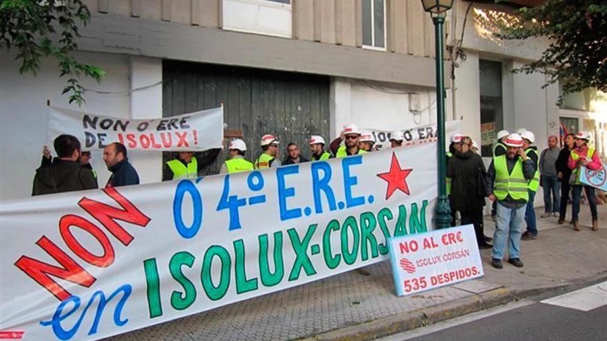 Trabajadores del Banco Popular e Isolux protestan ante el Parlamento contra sus respectivos EREs