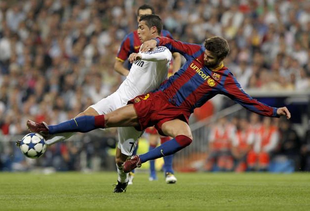 Cristiano Ronaldo i Gerard Piqué pugnen per una pilota durant les semifinals de Champions League (2011).