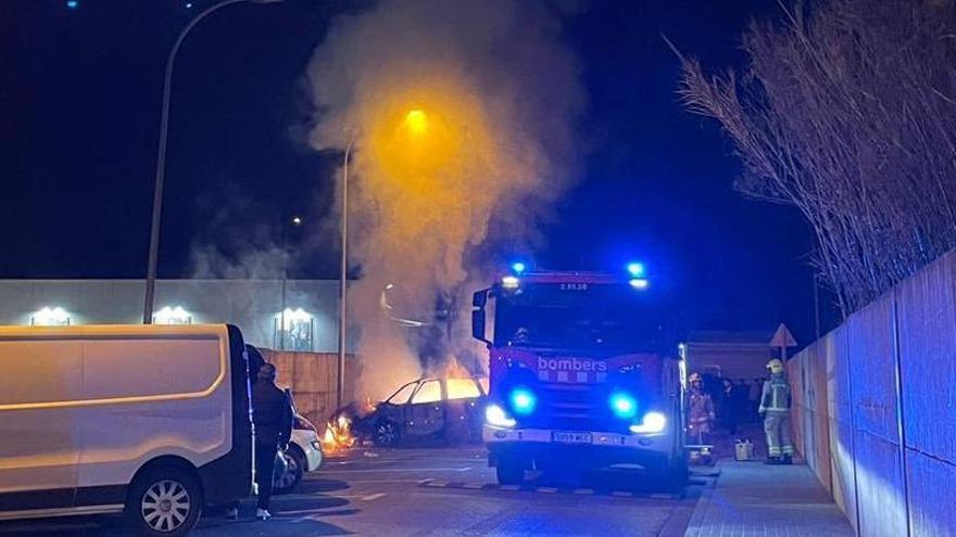 L'incendi del vehicle al carrer Cranc de Figueres