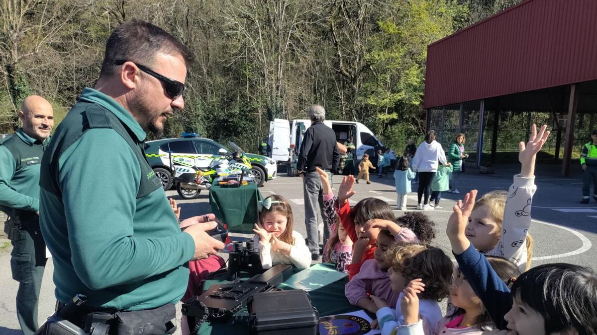 Visita de la Guardia Civil al colegio Reconquista de Cangas de Onís.