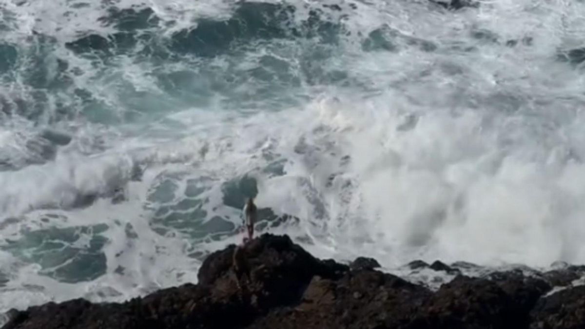 Mujer cae contra las rocas por fuerte oleaje en la Playa de Benijo